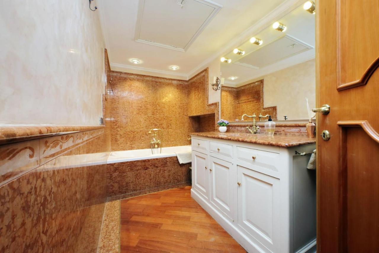 4Bnb - Luxury Trevi Apartment W Terrace Рим Екстер'єр фото