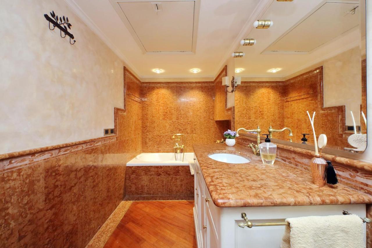 4Bnb - Luxury Trevi Apartment W Terrace Рим Екстер'єр фото